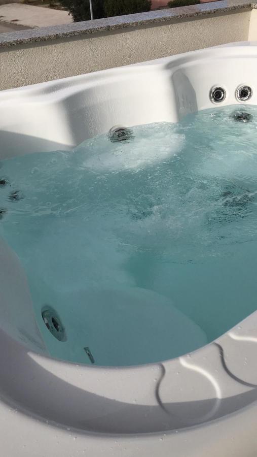 Apartment Electro With Jacuzzi Novalja Exterior foto