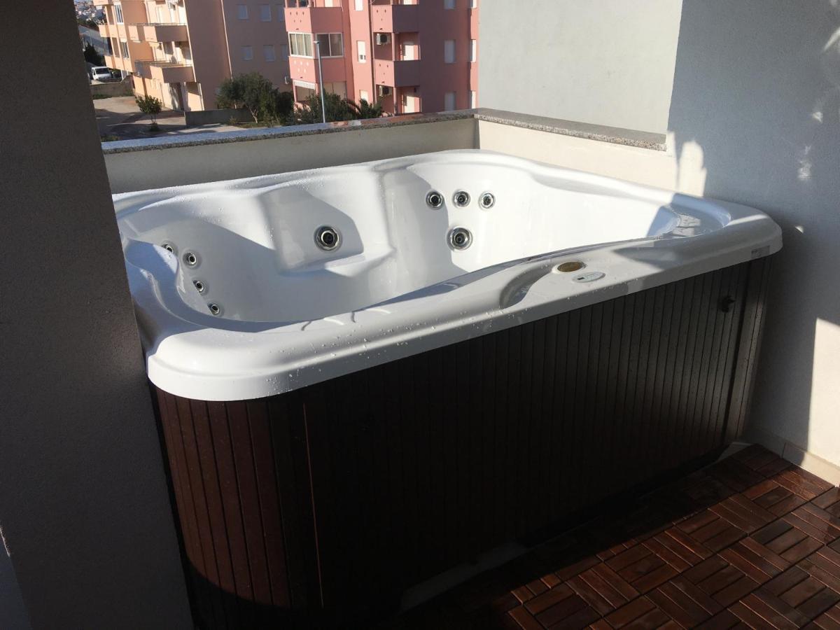 Apartment Electro With Jacuzzi Novalja Exterior foto