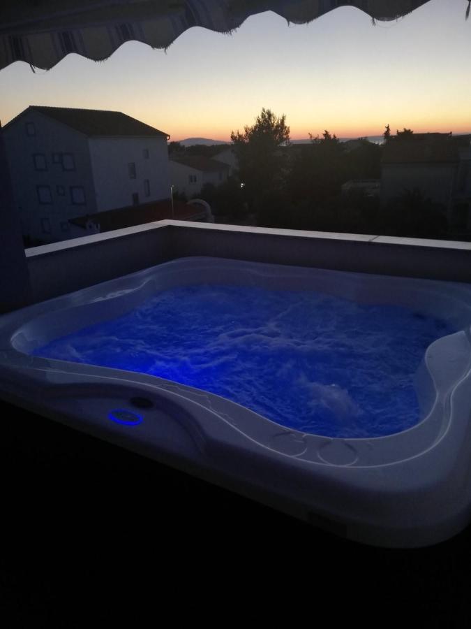 Apartment Electro With Jacuzzi Novalja Exterior foto