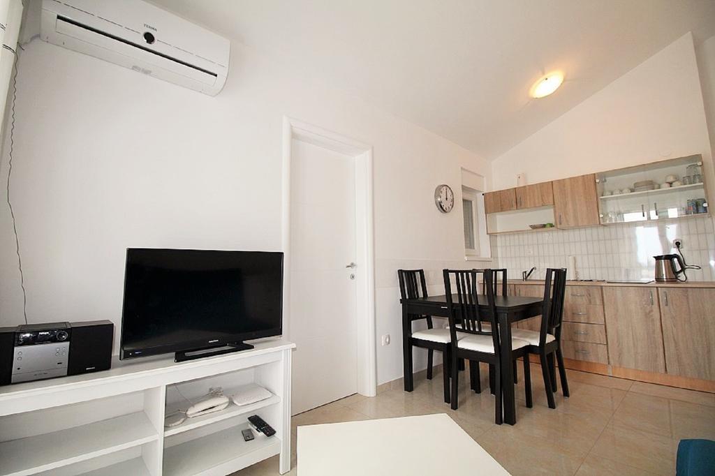 Apartment Electro With Jacuzzi Novalja Exterior foto